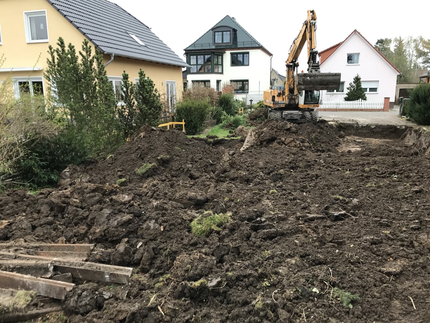 Baufeldräumung_Bagger auf Privatgrundstück Aushubarbeiten auf Privatgrundstück